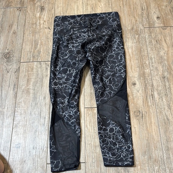 Under Armour Black and Gray Patterned Compression HEATGEAR Leggings Size Medium - Picture 3 of 5